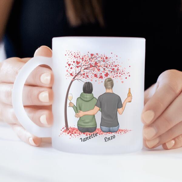 COUPLE ASSIS SOUS UN ARBRE - mug personnalisé en verre dépoli